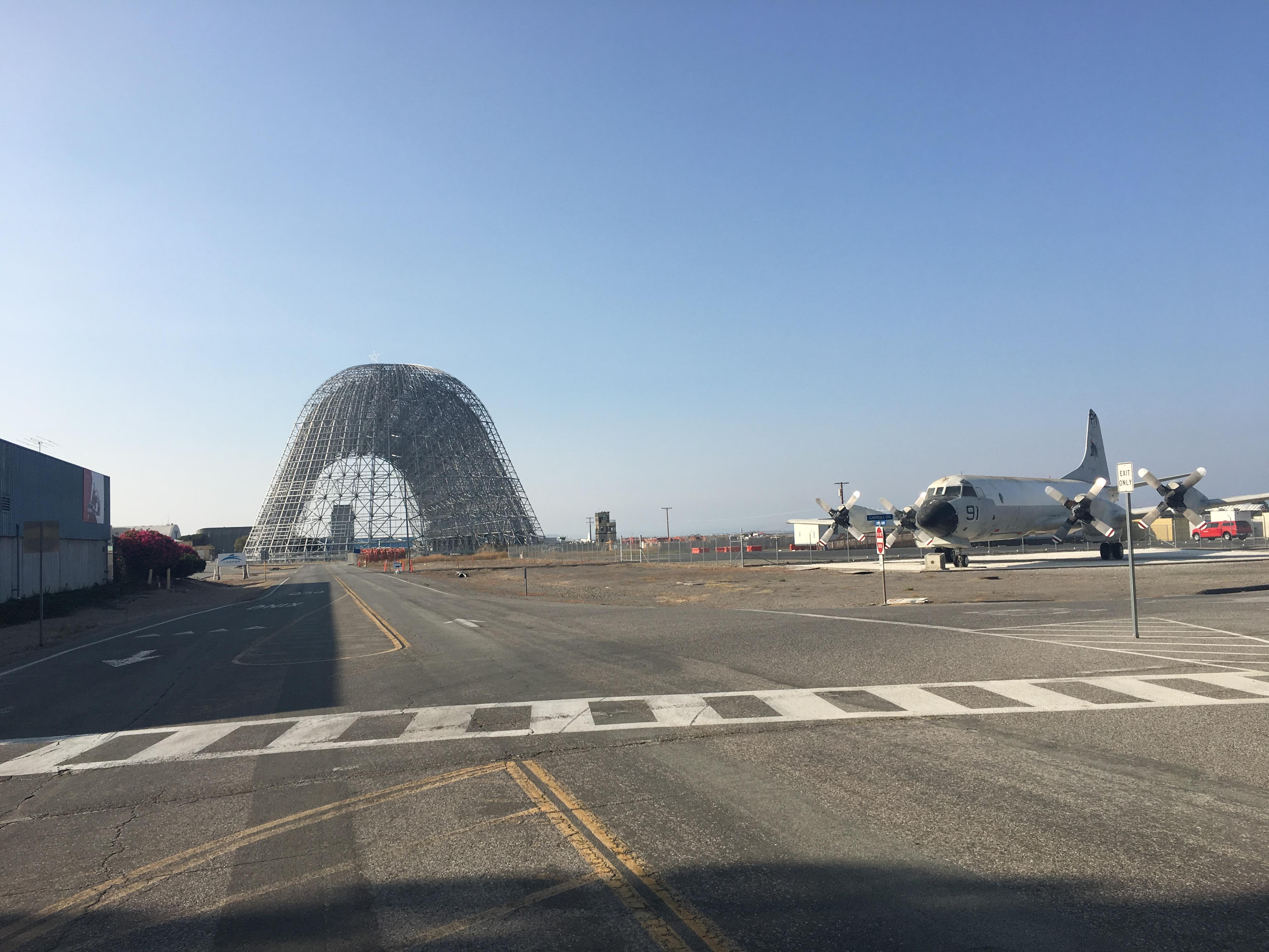 Стальной каркас Ангара №1 в NASA Ames и стоящий рядом винтовой самолёт P-3